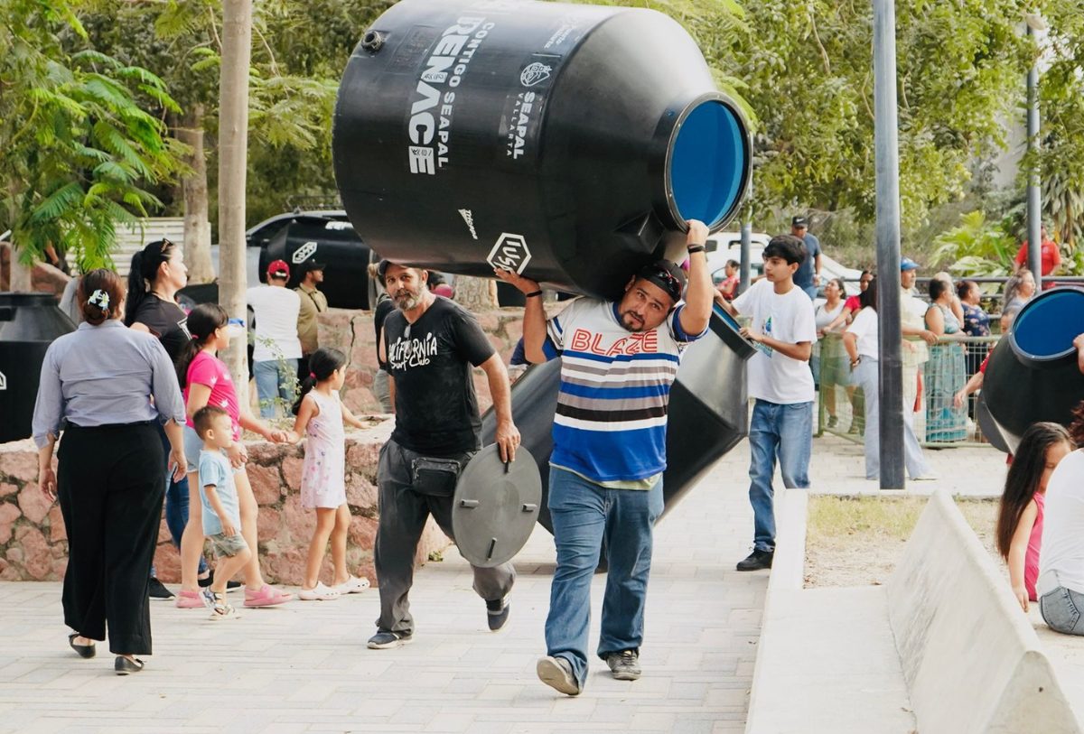 PERSONAS CAMINADO U UNA TRAE UN TINACO