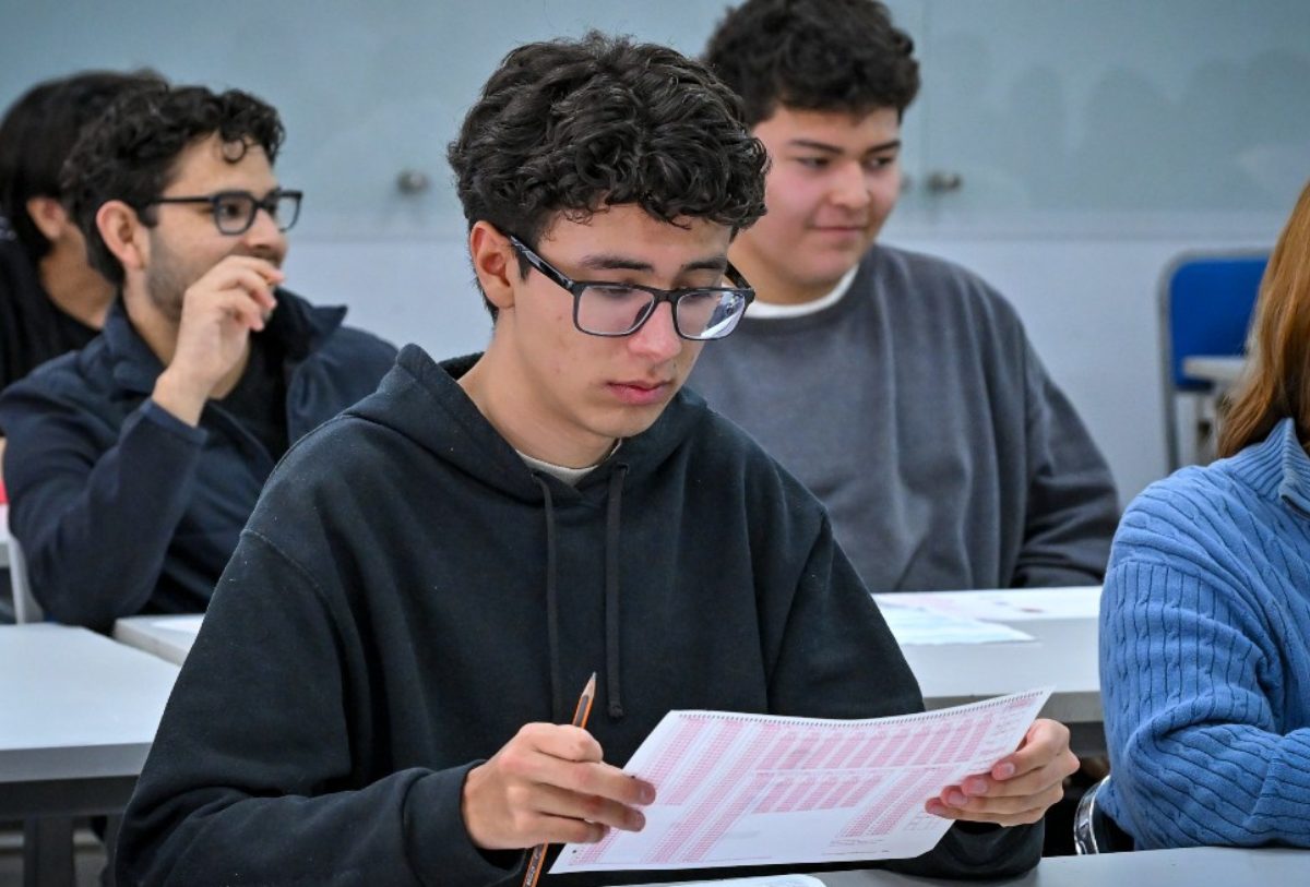 estudiastes en examen