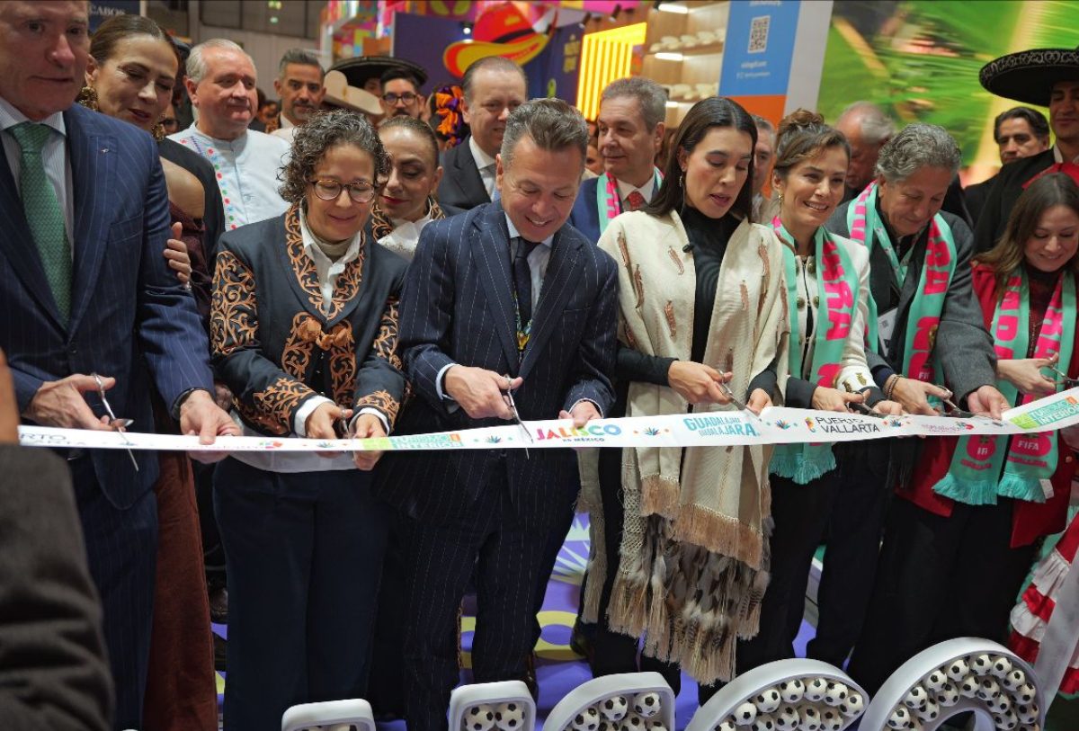 pablo lemus y colegas cortando un liston
