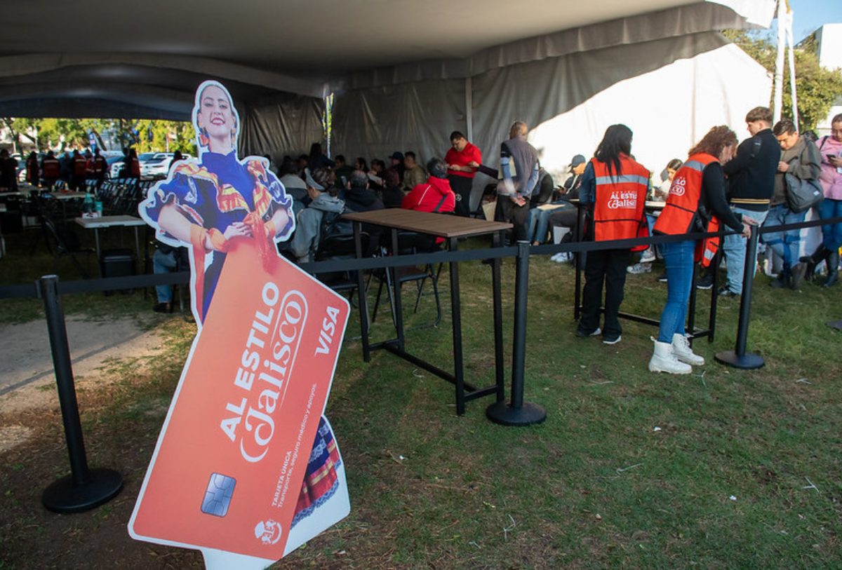 PERSONAS FORMADA PARA RESIVIR UNA TARJETA DE AYUDA