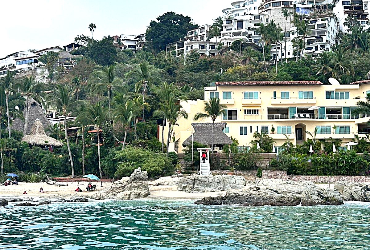 Playa Conchas Chinas en Puerto Vallarta con bandera roja