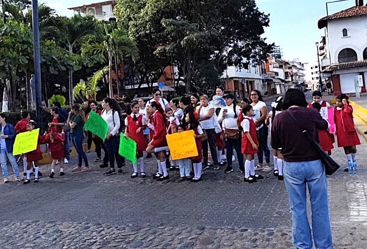 Estudiantes de la escuela Teresa Barba Palomera bloquean calle Juárez en el Centro de Puerto Vallarta