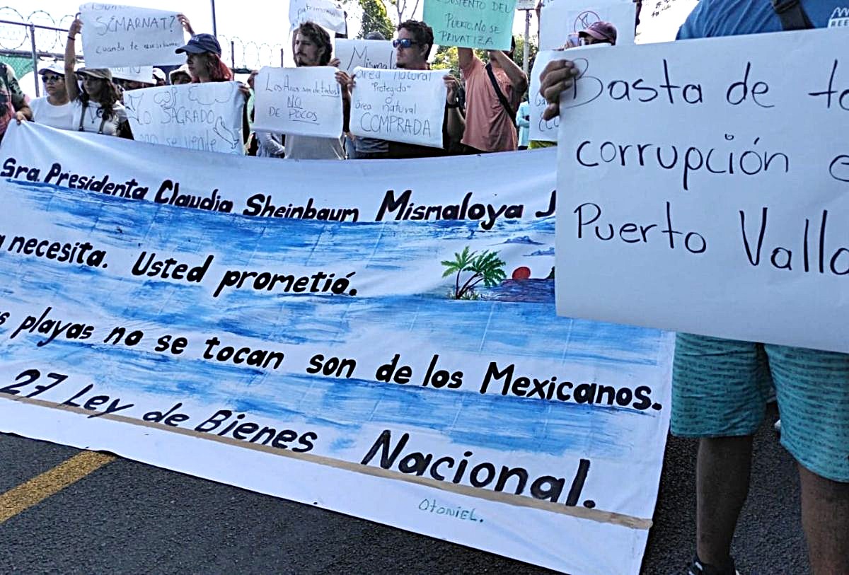 Bloqueo de carretera federal 200 en Mismaloya, Puerto Vallarta