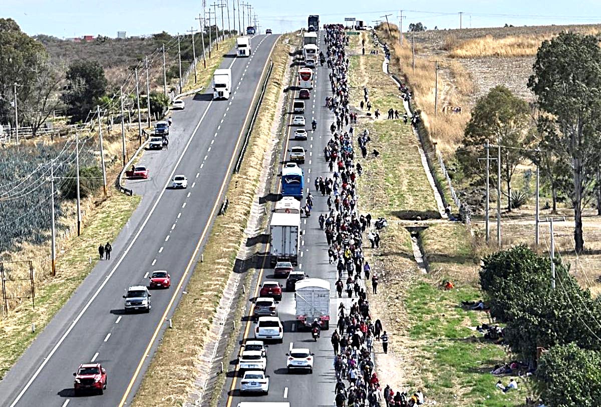 Tráfico pesado en carretera a San Juan de los Lagos, Jalisco