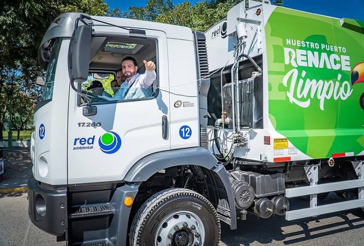 Luis Munguía arriba de unidad de Red Ambiental para la recolección de la basura