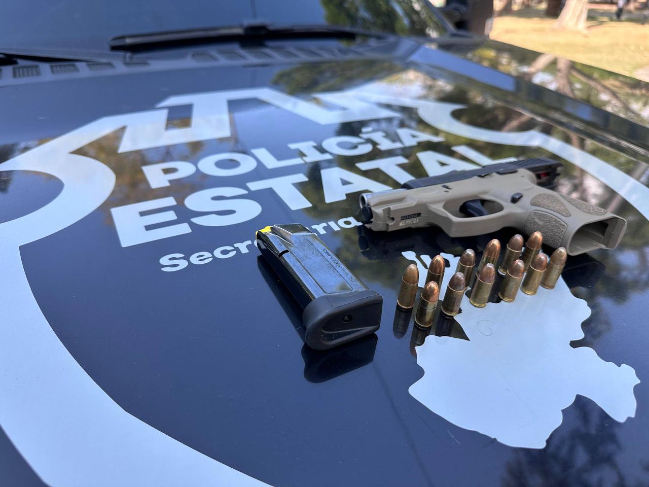 ARMAS DE FUEGO SOBRE CAMIONETA DE LA POLICIA