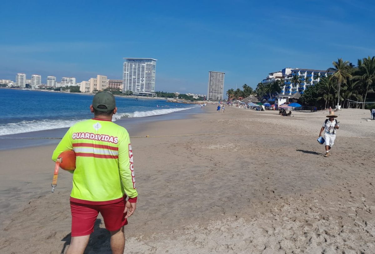 GUARDAVIDAS EN LA PLAYA