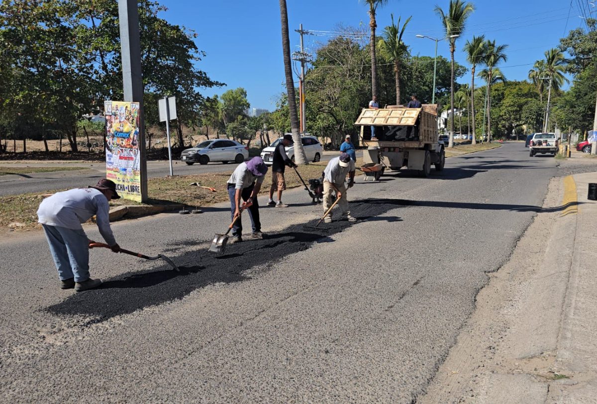 PERSONAS TAPANDO BACHES