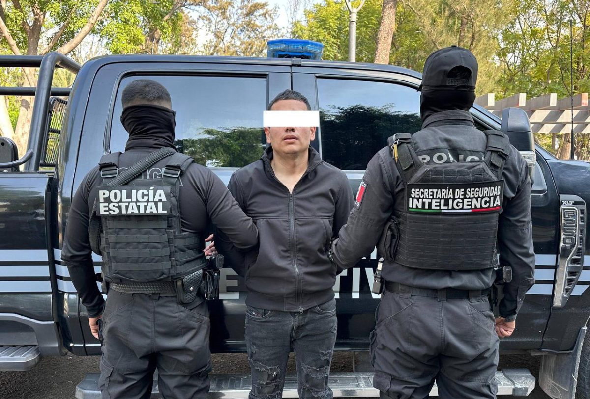 POLICIAS DETENIENDO A HOMBRE POR ROBO