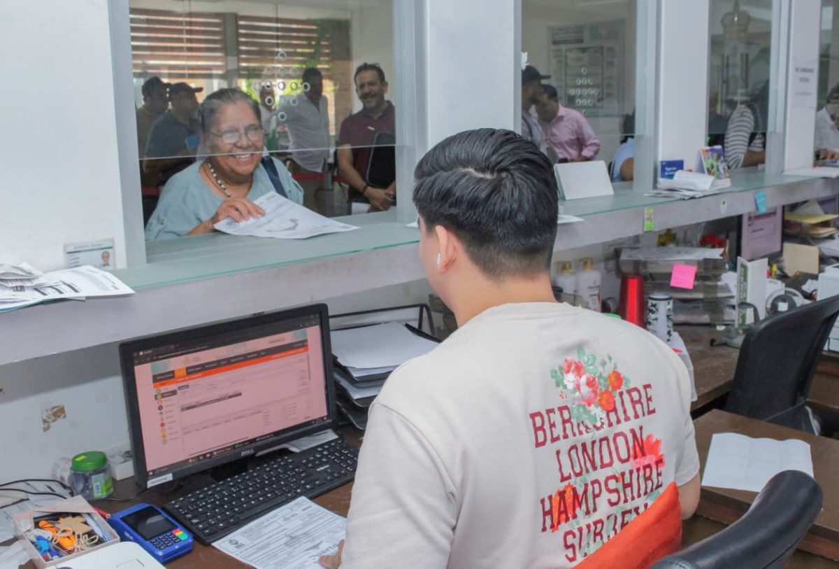 PERSONA PAGANDO EN UNA CAJA DE PAGO