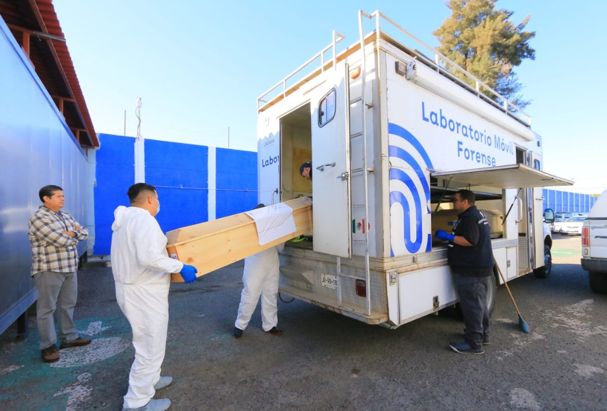 ciencias prenses con una caja funeraria