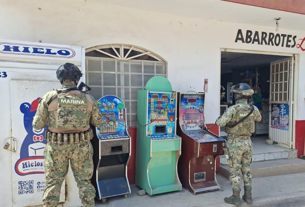 la marina frente a una tienda de abarrotes
