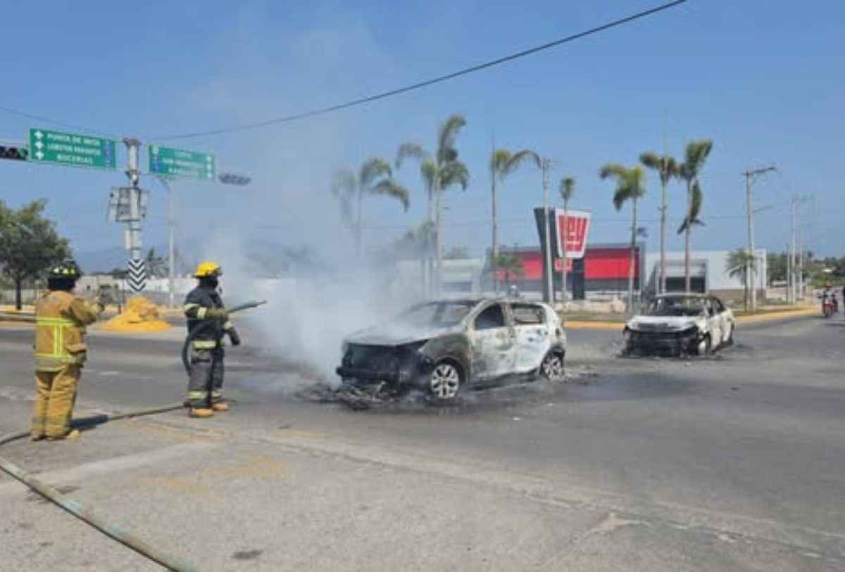 bomberos apagando carros quemados