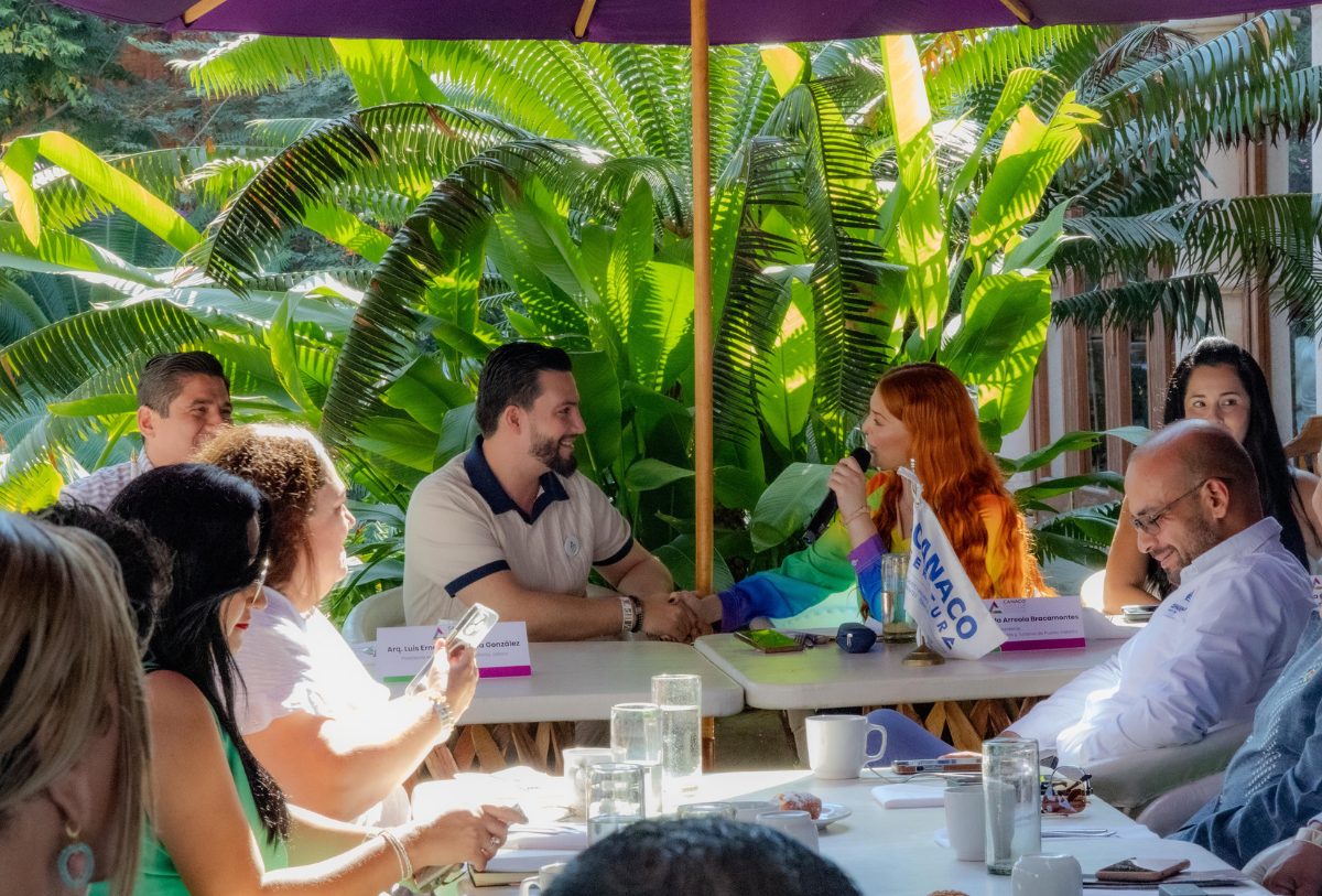 luis munguia con María Fernanda Arreola en una reunion