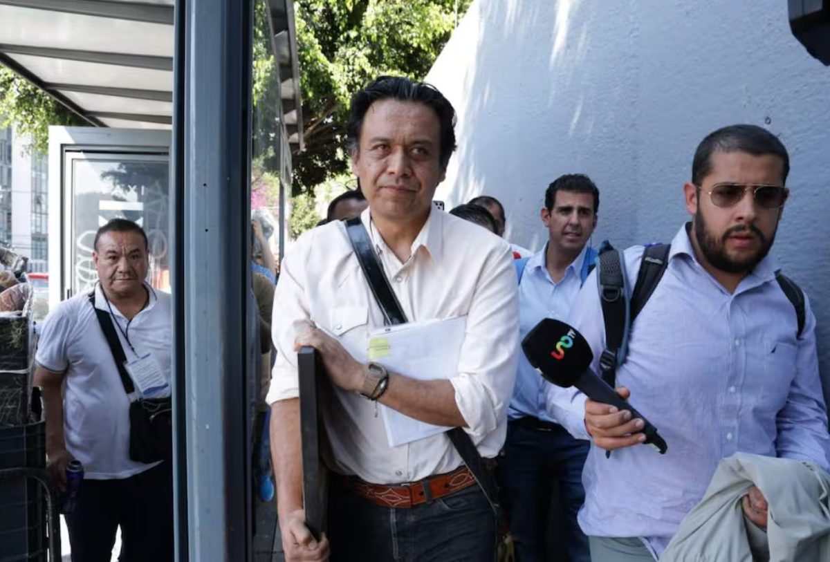 Marx Arriaga camiando junto a reporteros