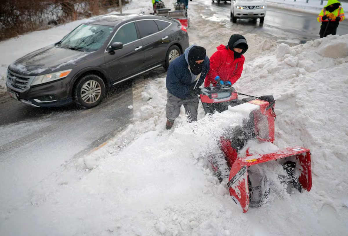 HOMBRES LIMPIANDO NIEVE