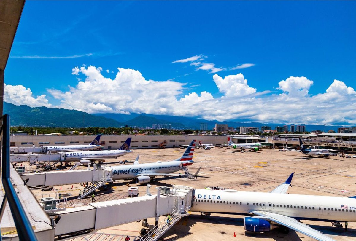 aviones en la pista de abordaje