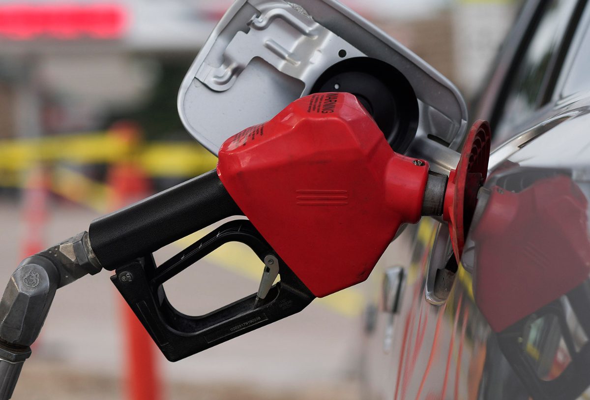 MANGUERA PARA LLENAR GASOLIA CONECTADA A UN CARRO