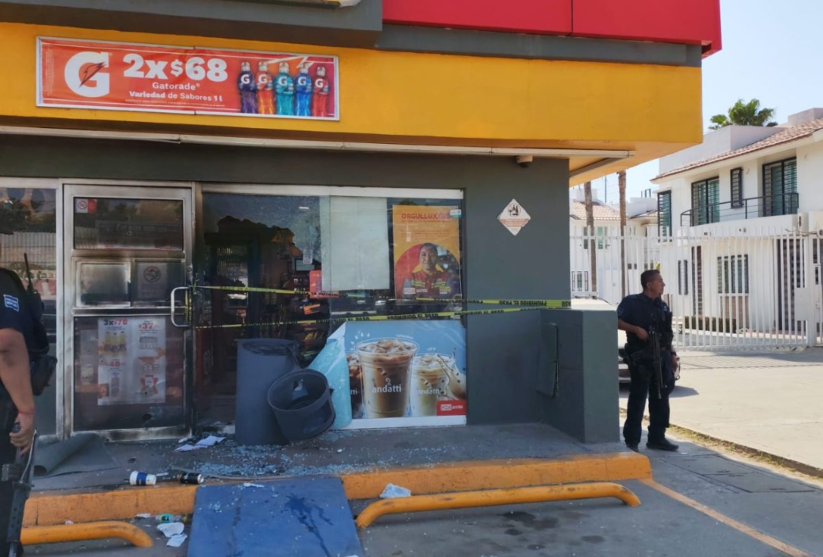 OXXO SIENDO VANDALIZADO