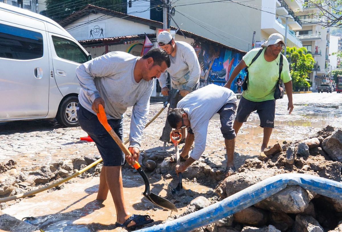 TRABAJADORES DE SEAPAL ARREGLANDO TUBERIAS