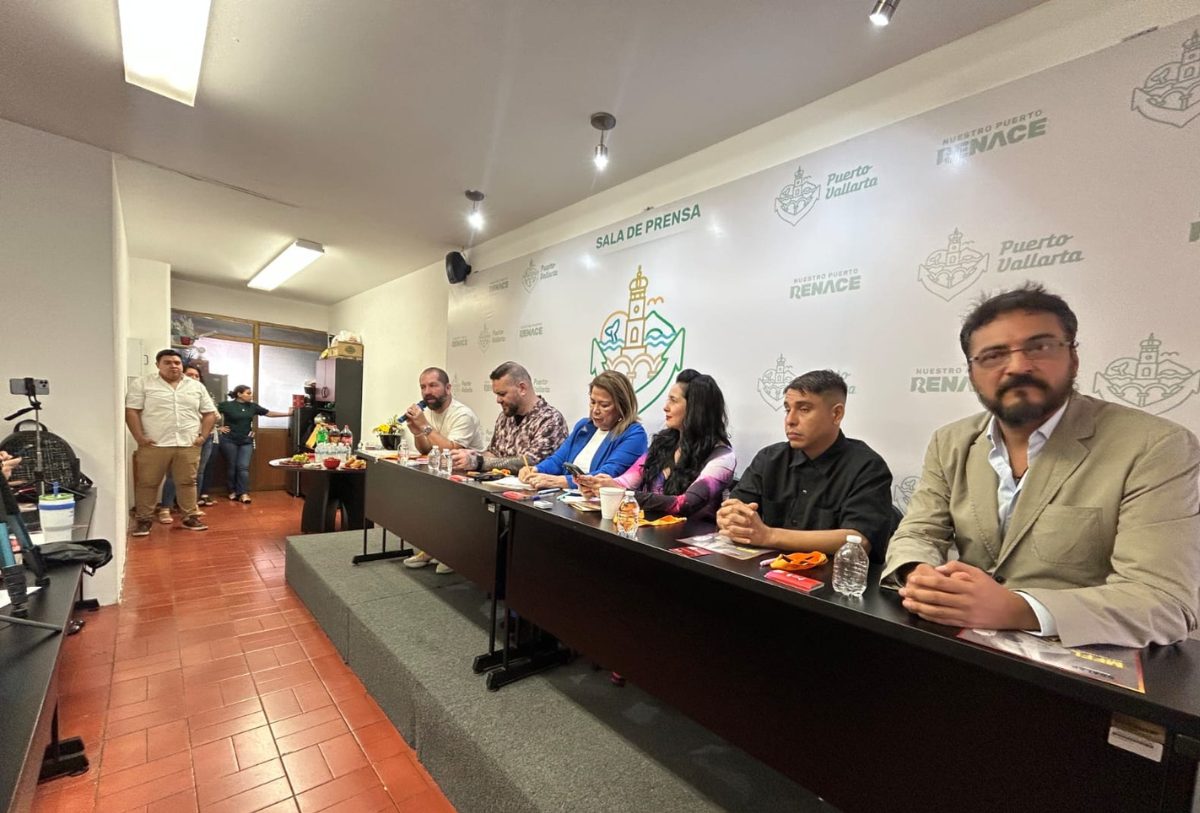 personas sentas en una mesa para una conferencia