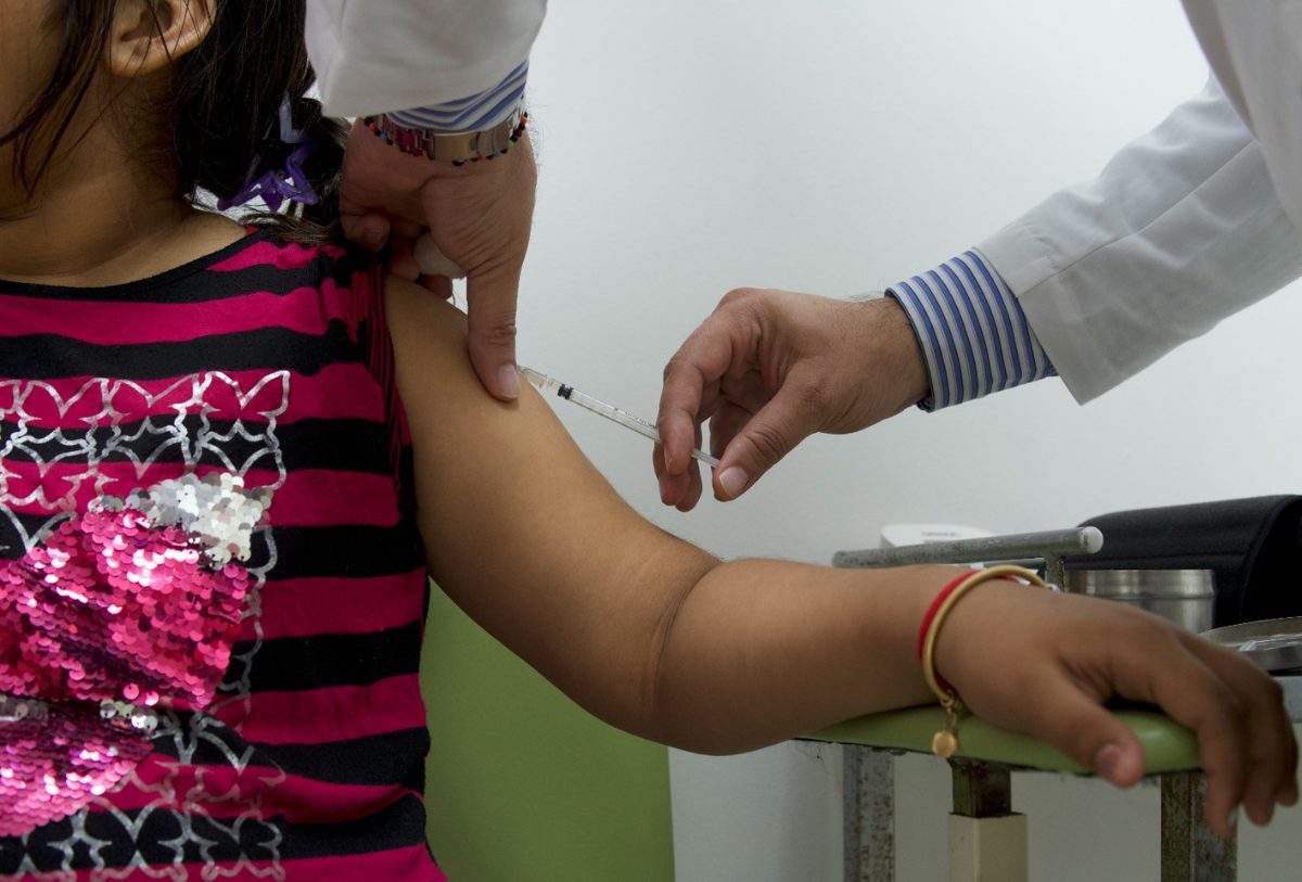 doctor vacunado a una niña