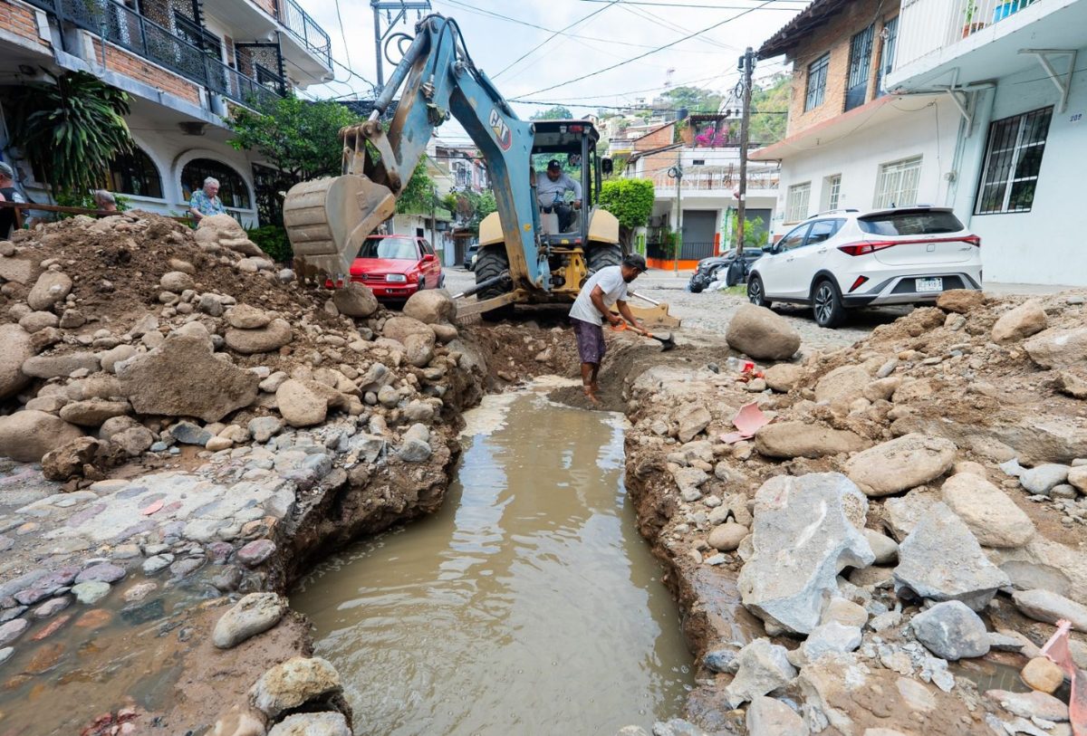 MAQUINA ROMPIEDO TUBERIAS PARA REPARARLAS