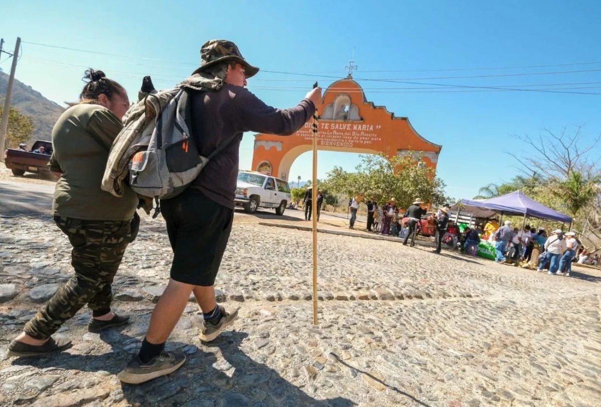 personas caminado por la entrada a talpa de allende