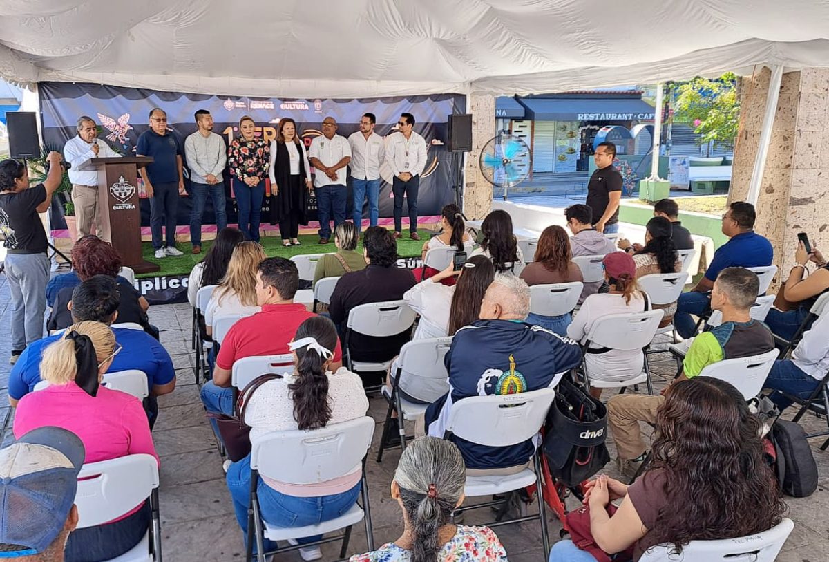 gobierno de vallarta dando una conferencia sobre la feria del libro