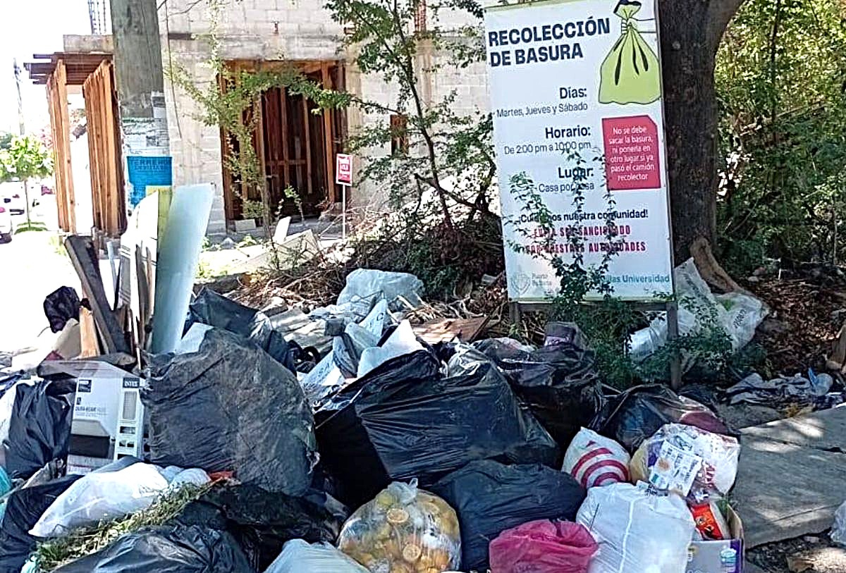 Basura en las esquinas de la coloia Villas Universidad