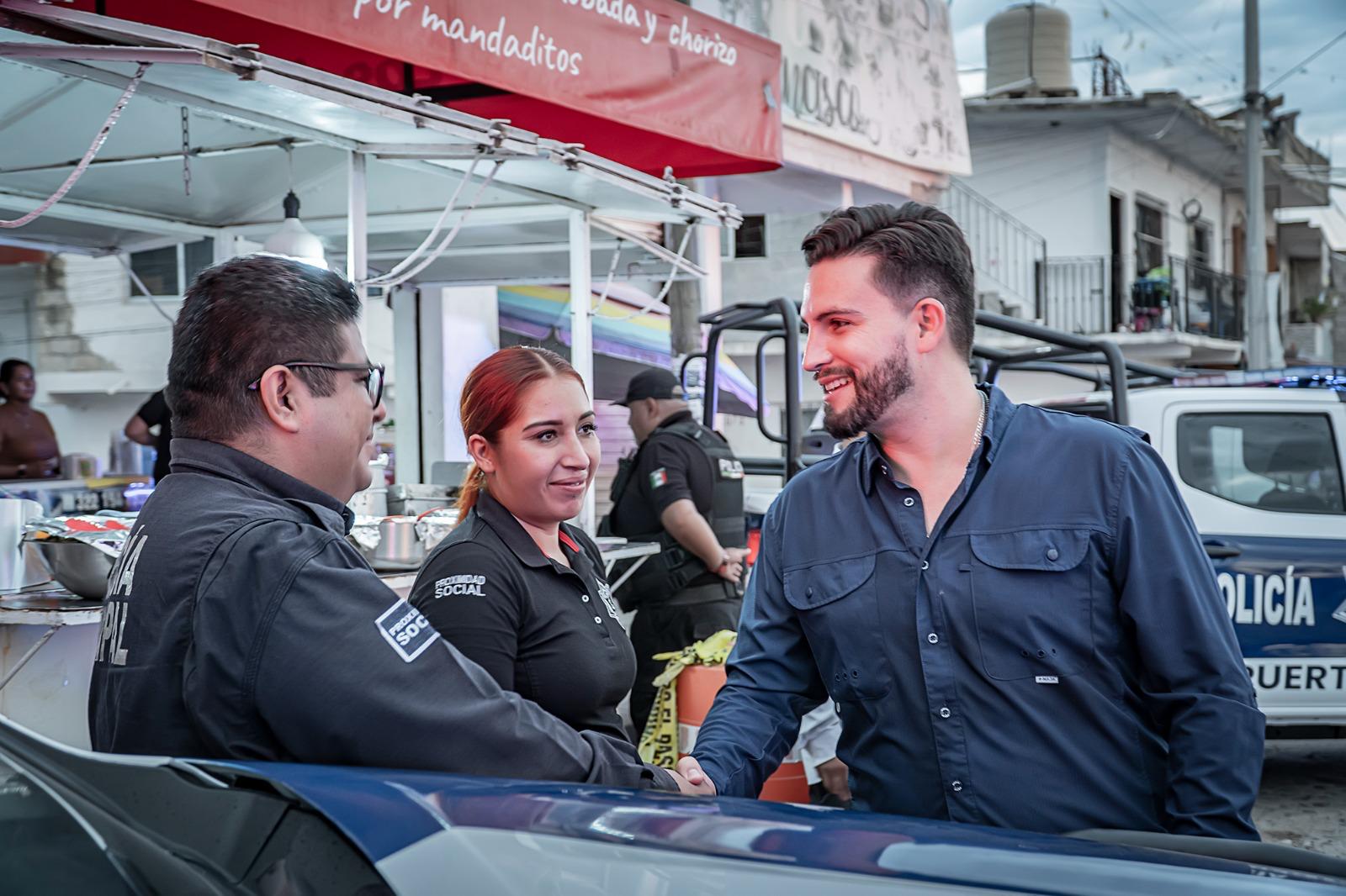 Luis Munguía en entrega de patrullas en Puerto Vallarta