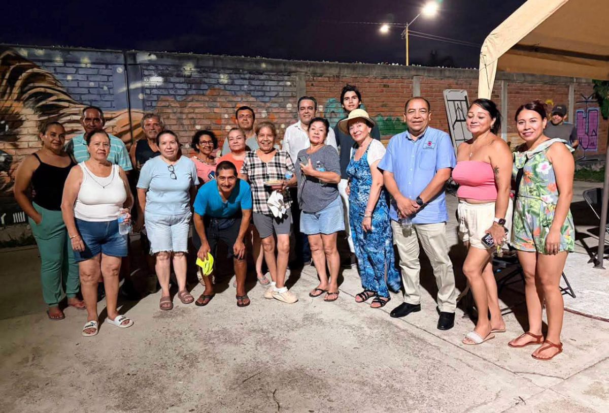 Juan Carlos Castro con vecinos de Vallarta 500