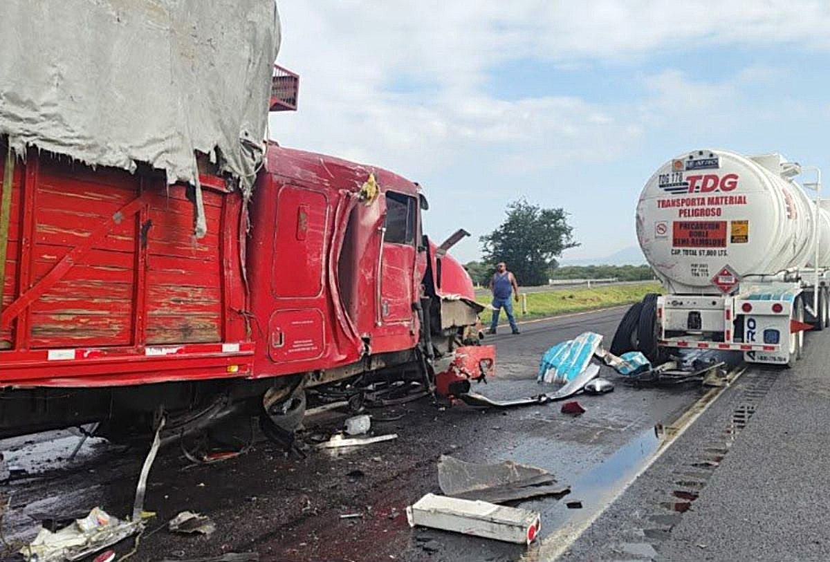 Choque múltiple en carretera a Guadalajara