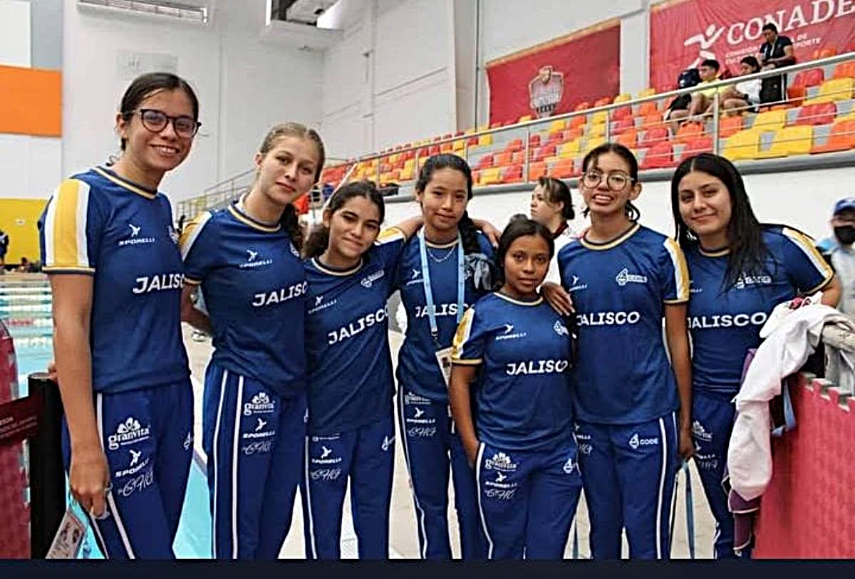 Deportistas de Puerto Vallarta de natación