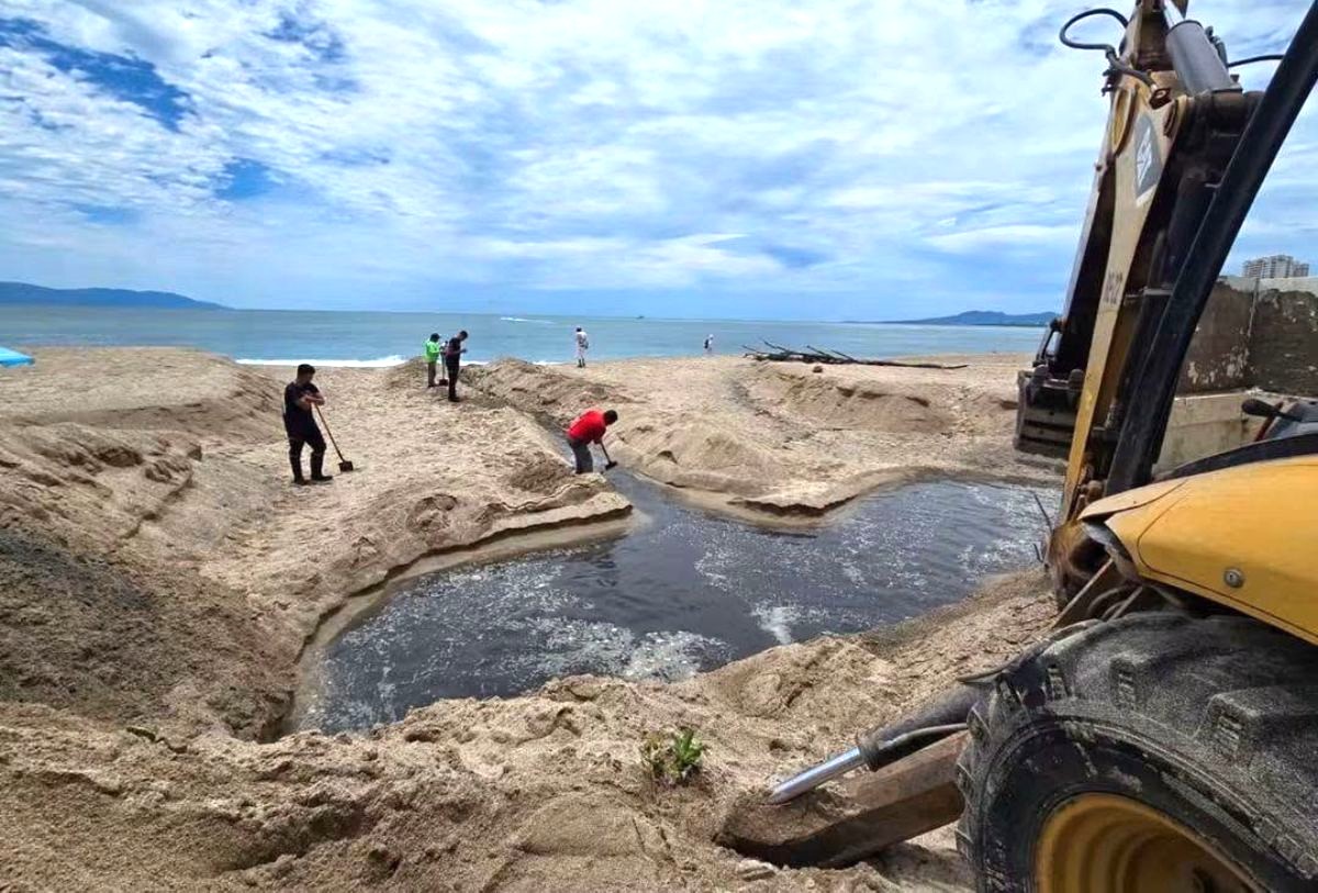 Aguas pluviales en la franja costera cae al mar en Las Glorias, Puerto Vallarta