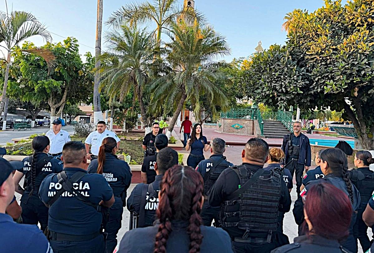 Policías detenidos en Bahía de Banderas