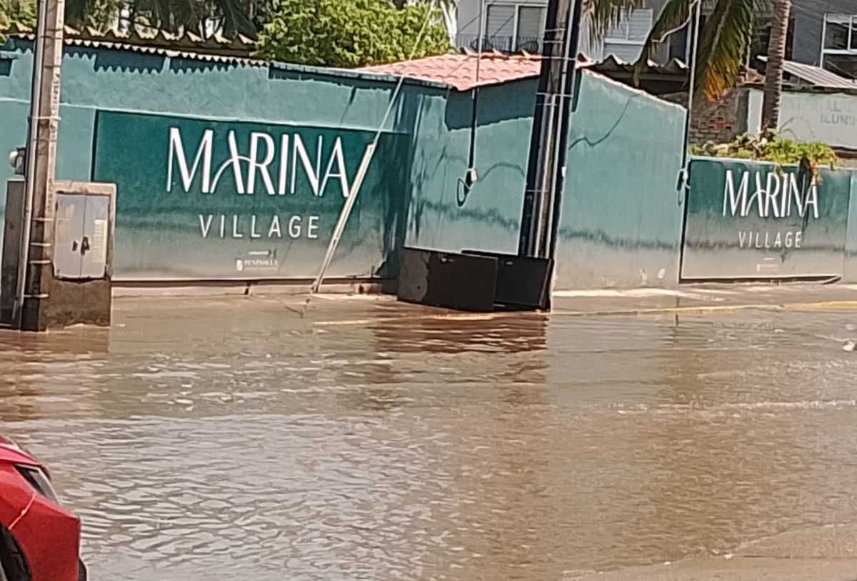 Registro subterráneo explota en Puerto Vallarta