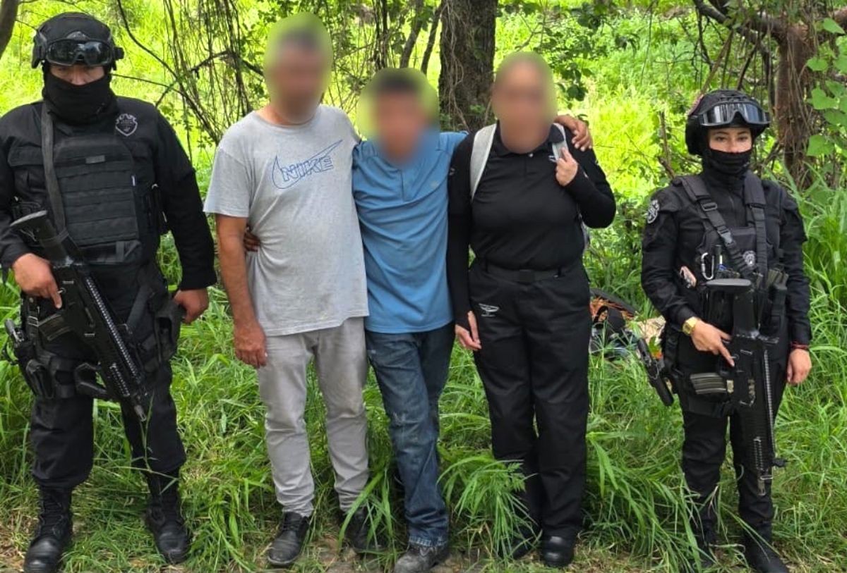 Policía de Jalisco con joven que iba a ser víctima de reclutamiento forzado