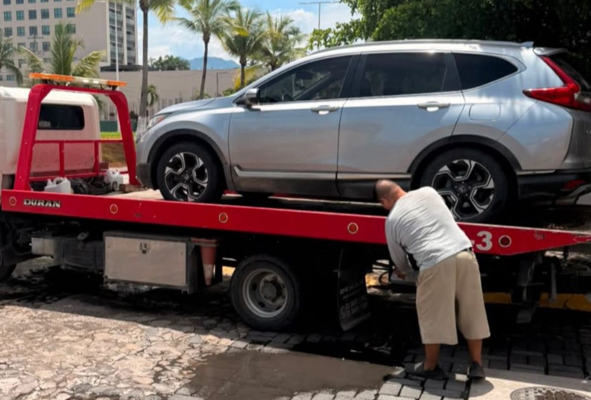 Camioneta robada en Marina Vallarta
