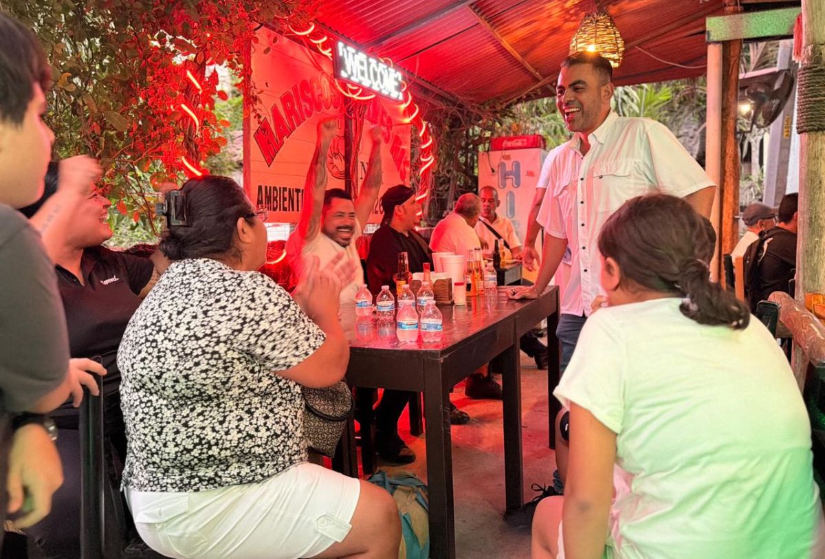 Ra Aguilar con ciudadanos de Puerto Vallarta