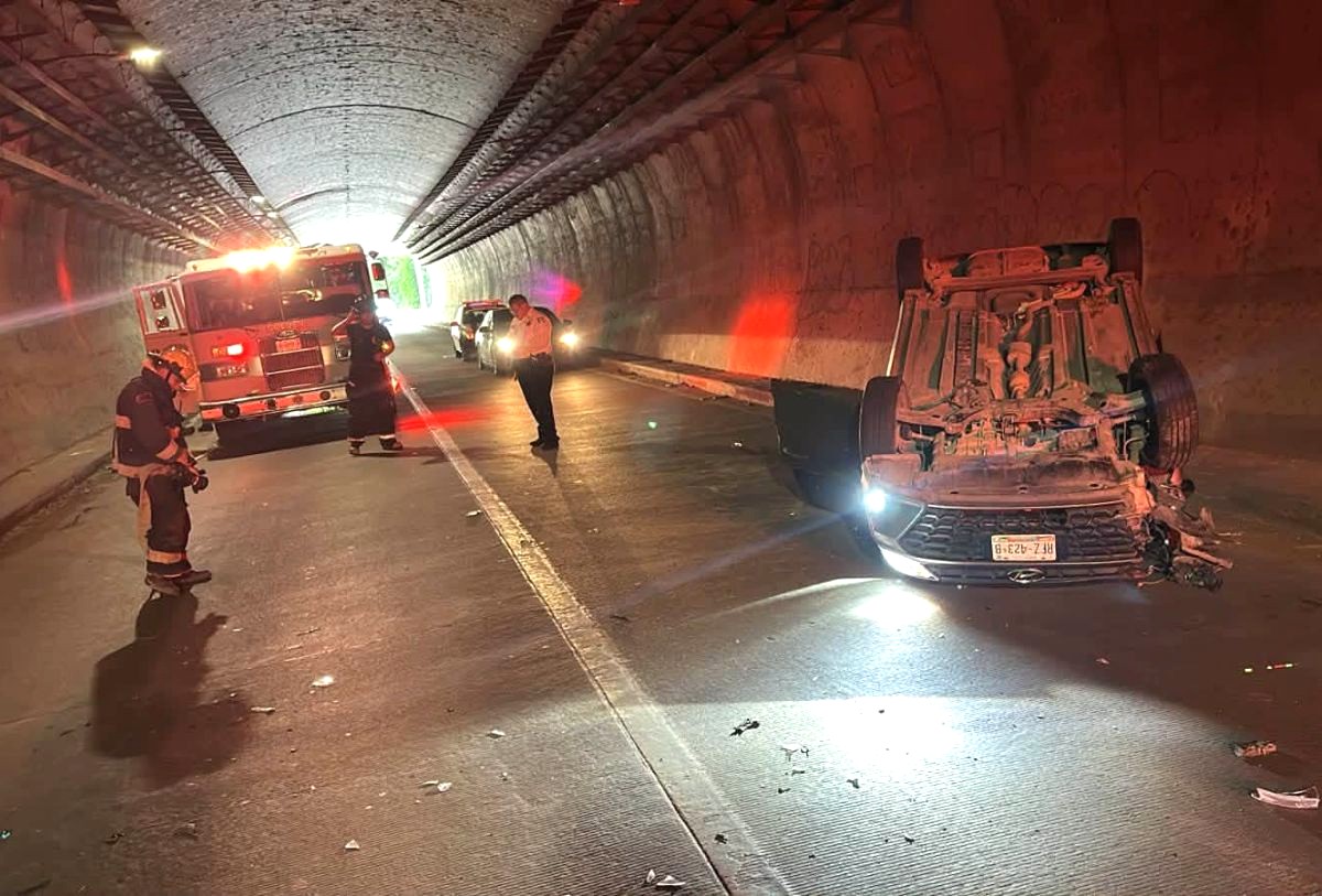 Coche vuelca en el túnel de Vallarta