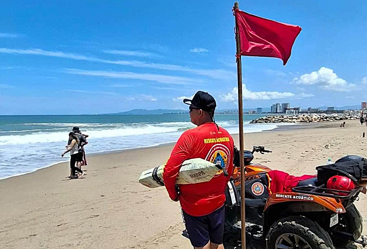 Bandera roja en playas de Puerto Vallarta