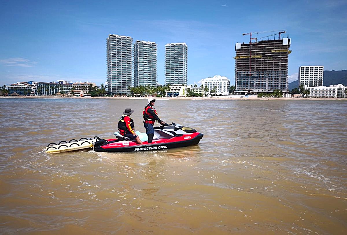 Guardavidas buscan joven desaparecida en el mar de Vallarta