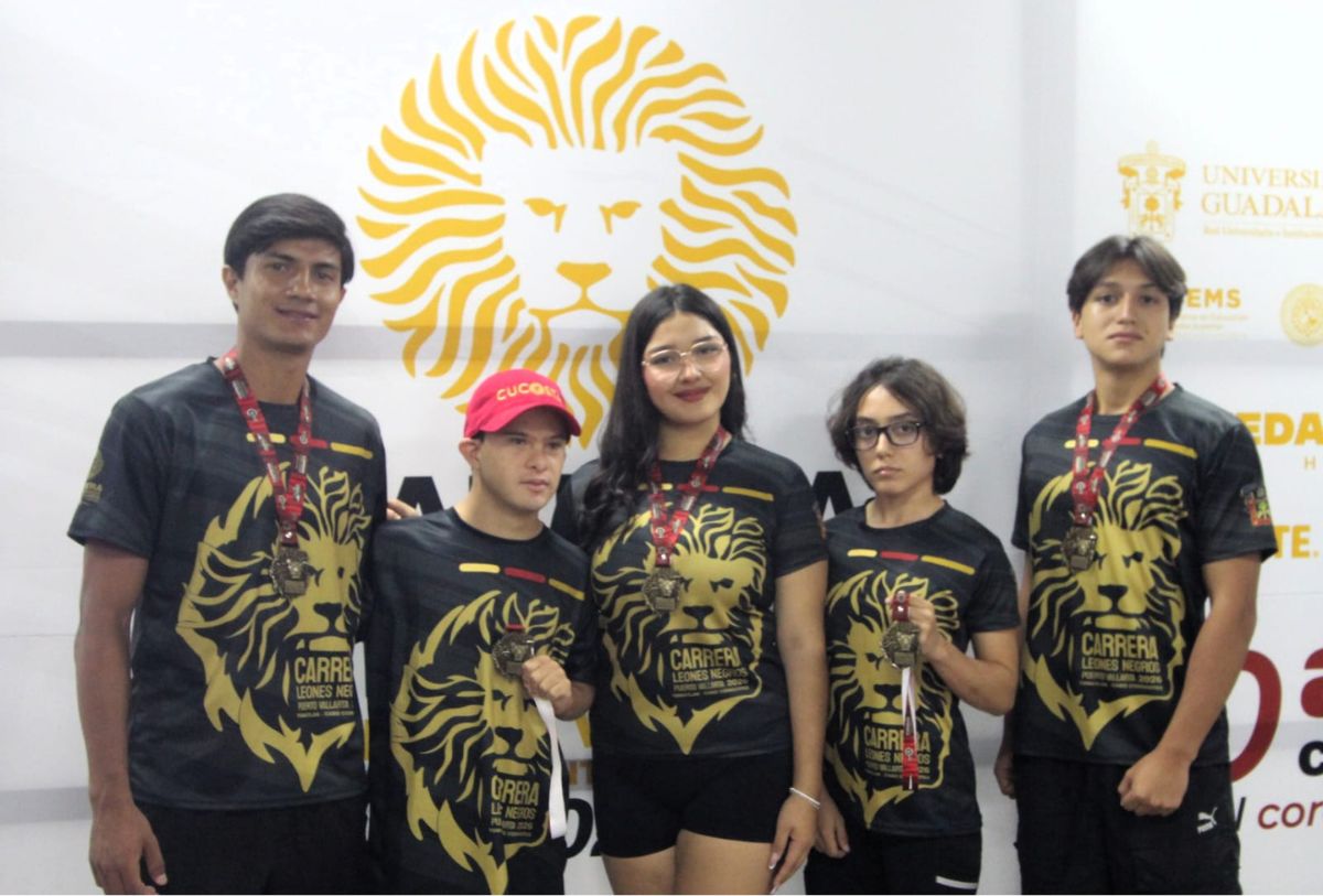 Estudiantes de la UDG en el anuncio de la carrera Leones Negros 2026