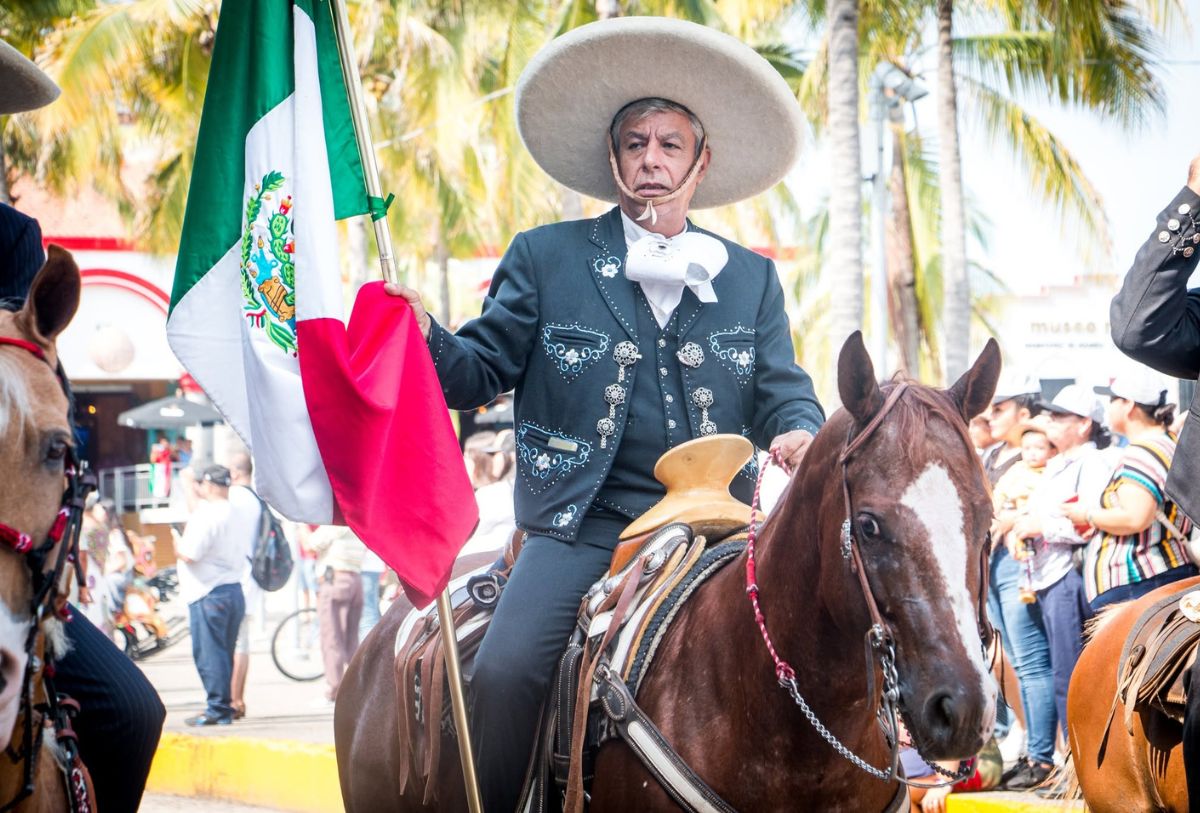 Desfile charro en Puerto Vallarta