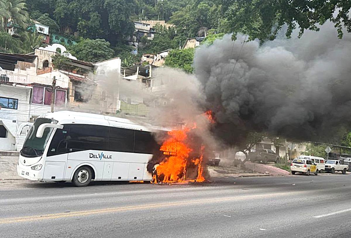 Incendio de autobús en el Libramiento de Puerto Vallarta