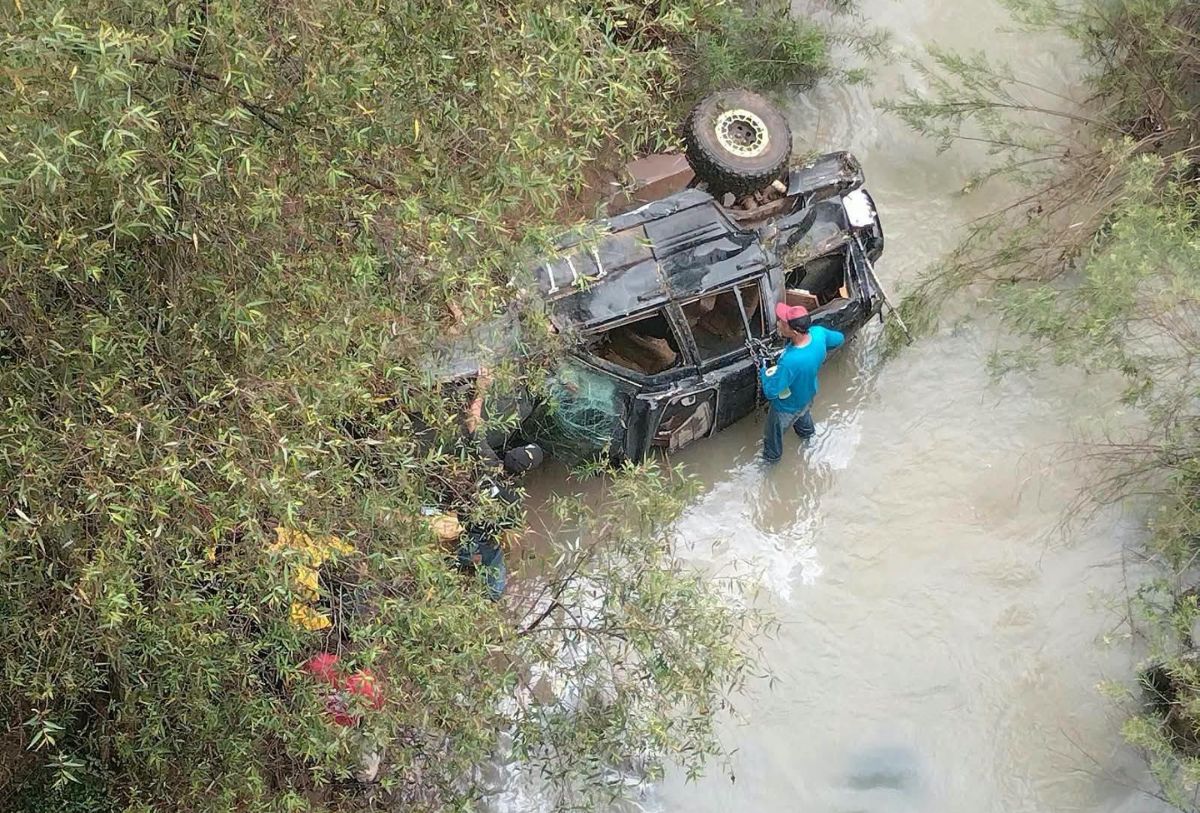 Camioneta en un barranco de Mascota, Jalisco