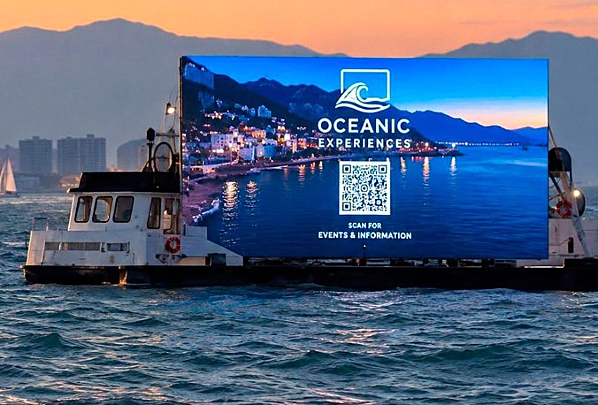 Pantalla gigante con publicidad en el mar de Puerto Vallarta