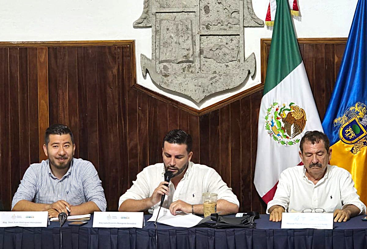 Luis Munguía en sesión de cabildo