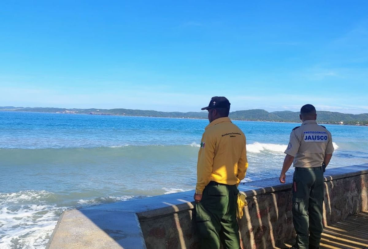 Personal de Protección Civil en costas de Jalisco